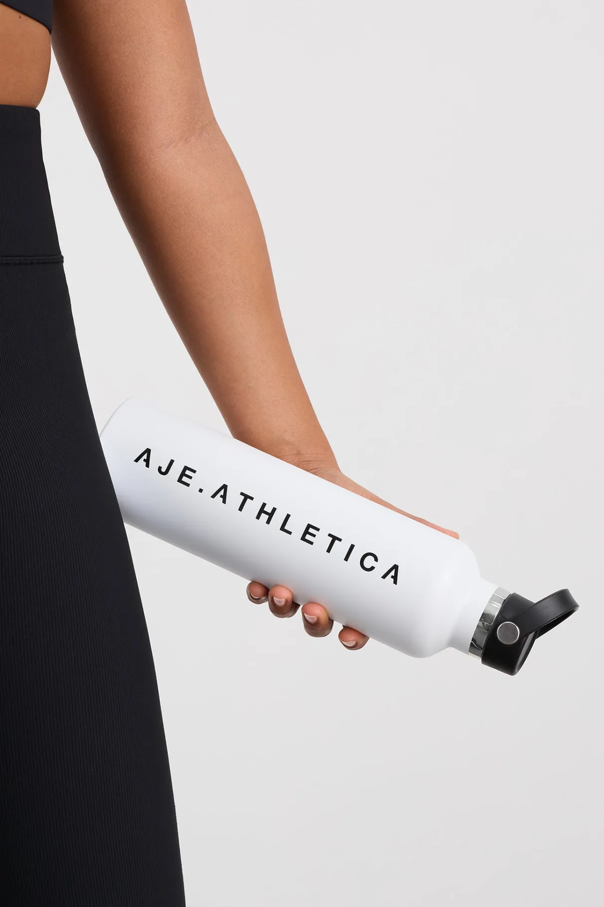 classic_logo_drink_bottle__0.webp Flash Sale Aje ATHLETICA Classic Logo Drink Bottle 907 White/Black Logo