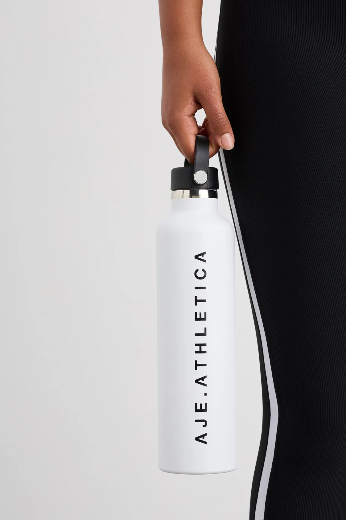 classic_logo_drink_bottle__2.webp Flash Sale Aje ATHLETICA Classic Logo Drink Bottle 907 White/Black Logo