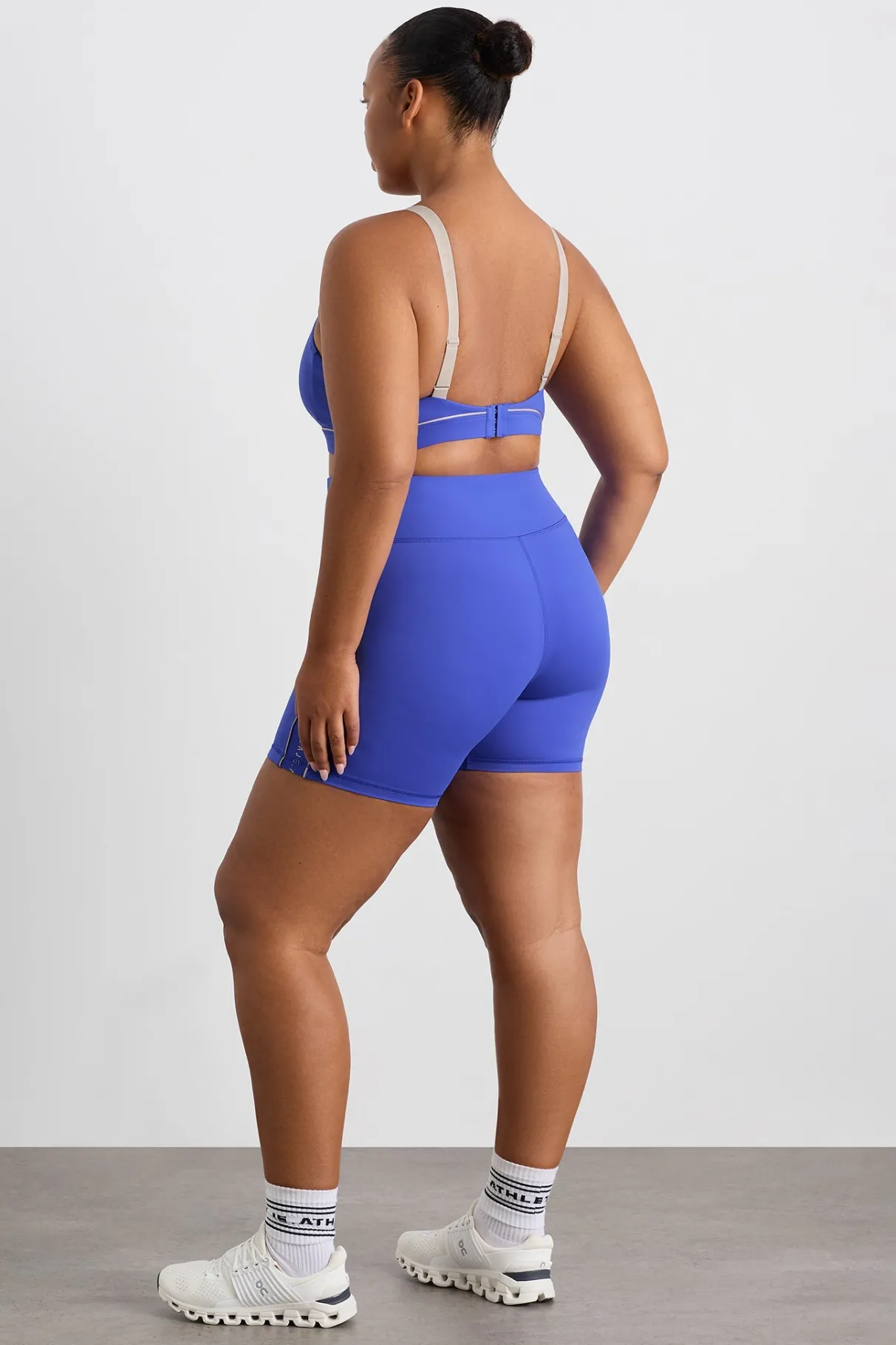 logo_notch_bike_short__15.webp Online Aje ATHLETICA Logo Notch Bike Short 639 Marine Blue Latte Beige