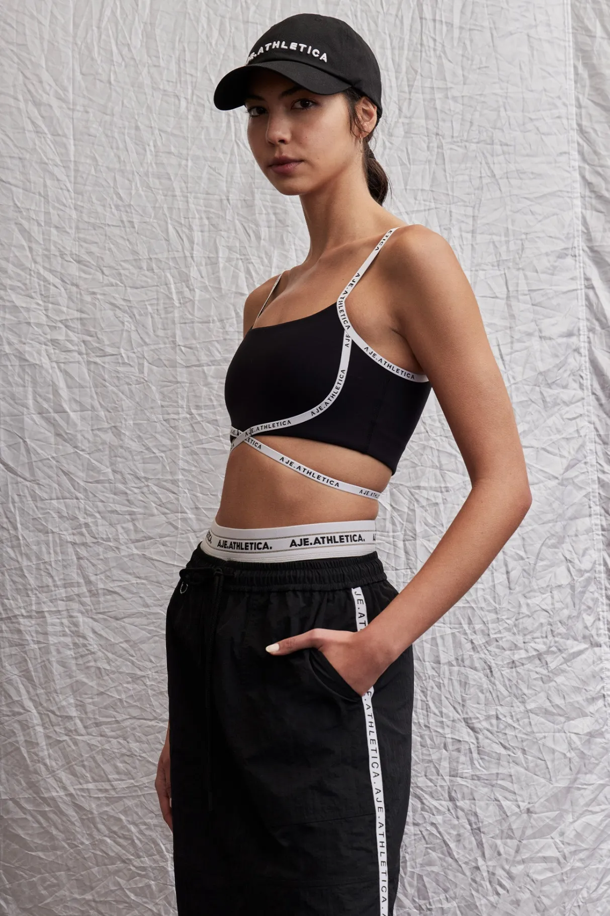 logo_tape_crossover_bra__14.webp Outlet Aje ATHLETICA Logo Tape Crossover Bra 393 Black/White