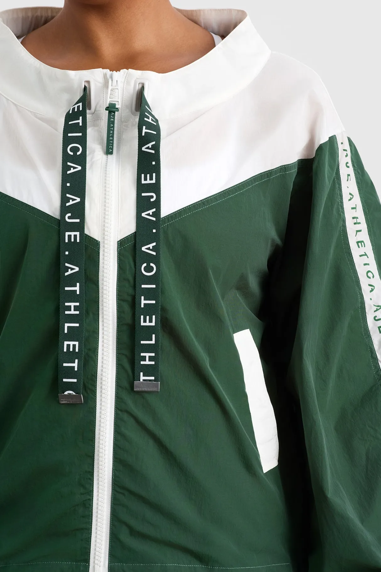 logotape_spray_jacket__14.webp Outlet Aje ATHLETICA Logotape Spray Jacket 762 Pine Green White