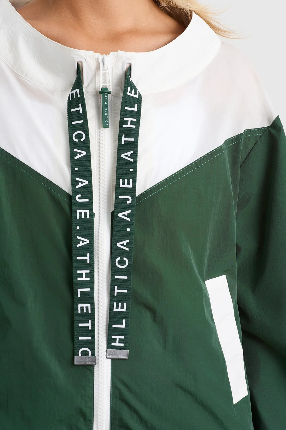 logotape_spray_jacket__3-1.webp Outlet Aje ATHLETICA Logotape Spray Jacket 762 Pine Green White
