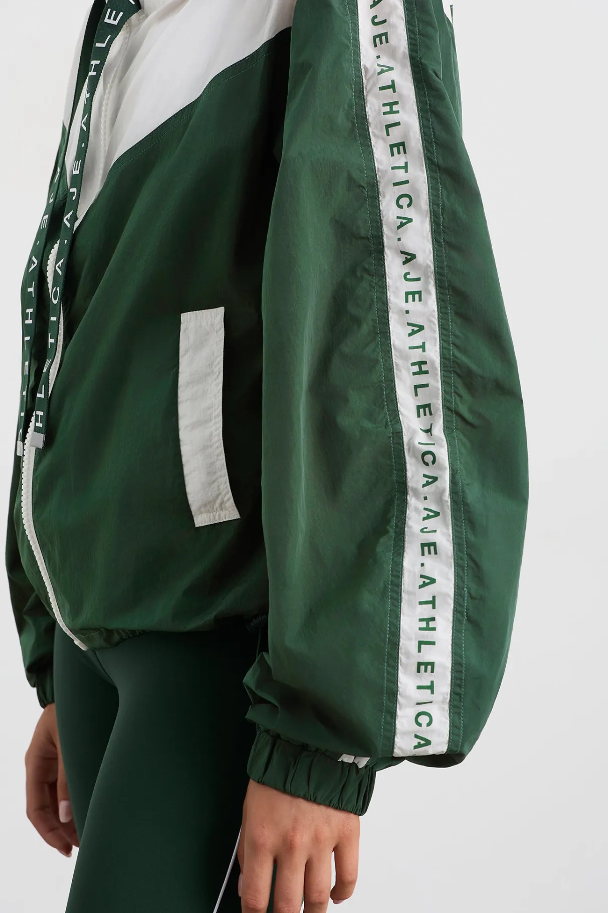 logotape_spray_jacket__4-1.webp Outlet Aje ATHLETICA Logotape Spray Jacket 762 Pine Green White