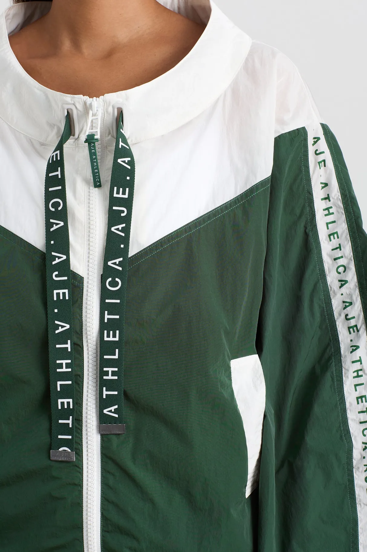 logotape_spray_jacket__9-1.webp Outlet Aje ATHLETICA Logotape Spray Jacket 762 Pine Green White