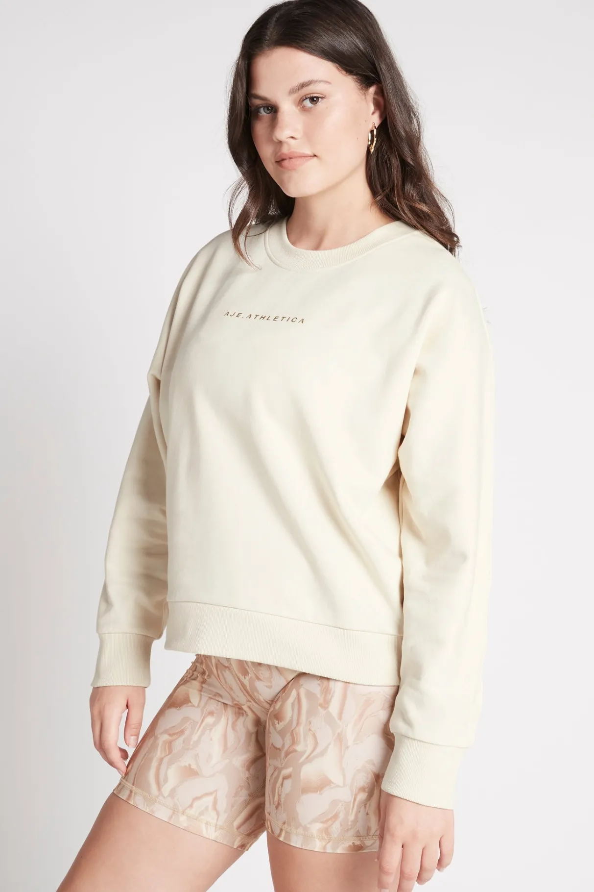 metallic_signature_logo_crew_jumper__6.webp Online Aje ATHLETICA Metallic Signature Logo Crew Jumper 401 Light Ivory