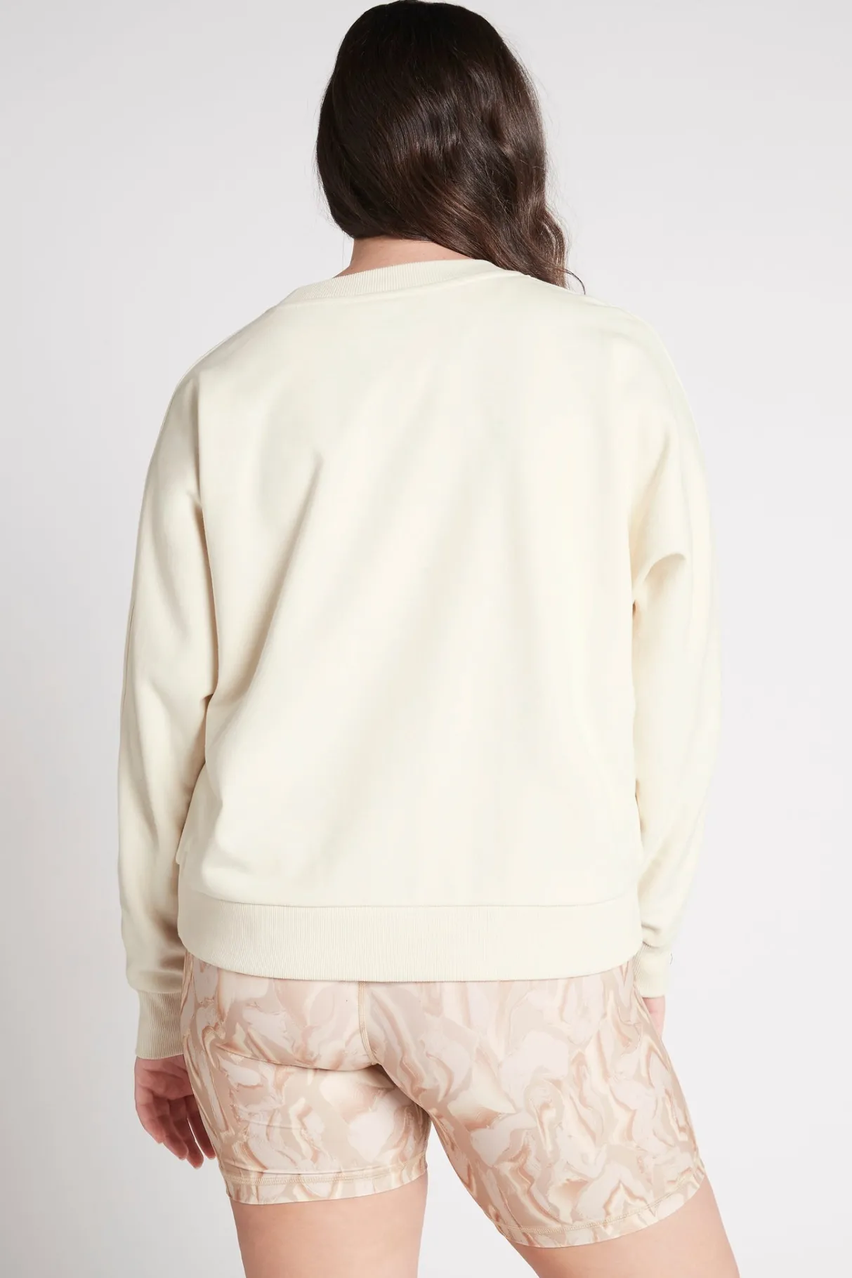 metallic_signature_logo_crew_jumper__7.webp Online Aje ATHLETICA Metallic Signature Logo Crew Jumper 401 Light Ivory