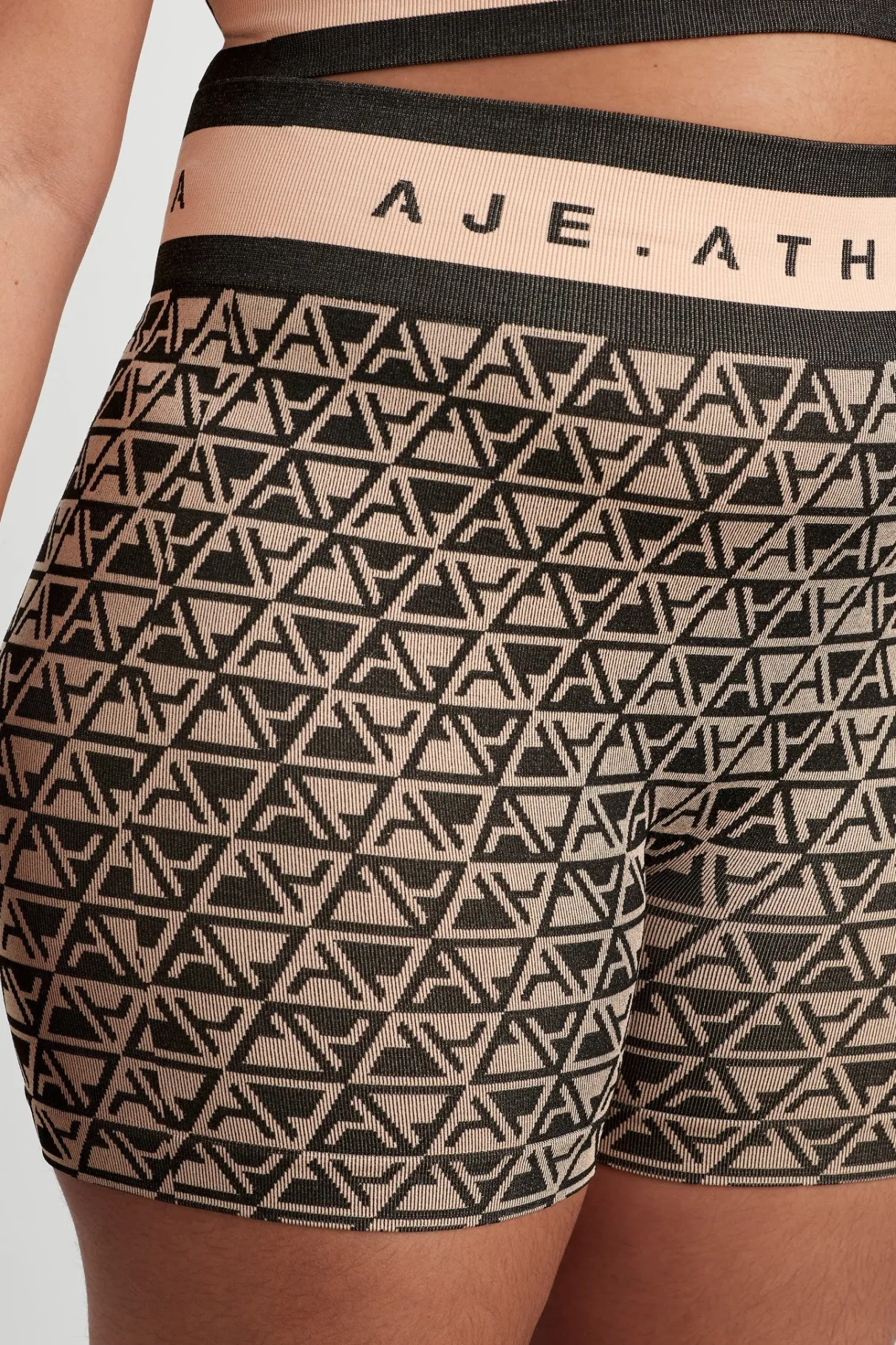 mid_length_seamless_bike_shorts__8.webp Online Aje ATHLETICA Mid Length Seamless Bike Shorts 624 Geo Print/Beige