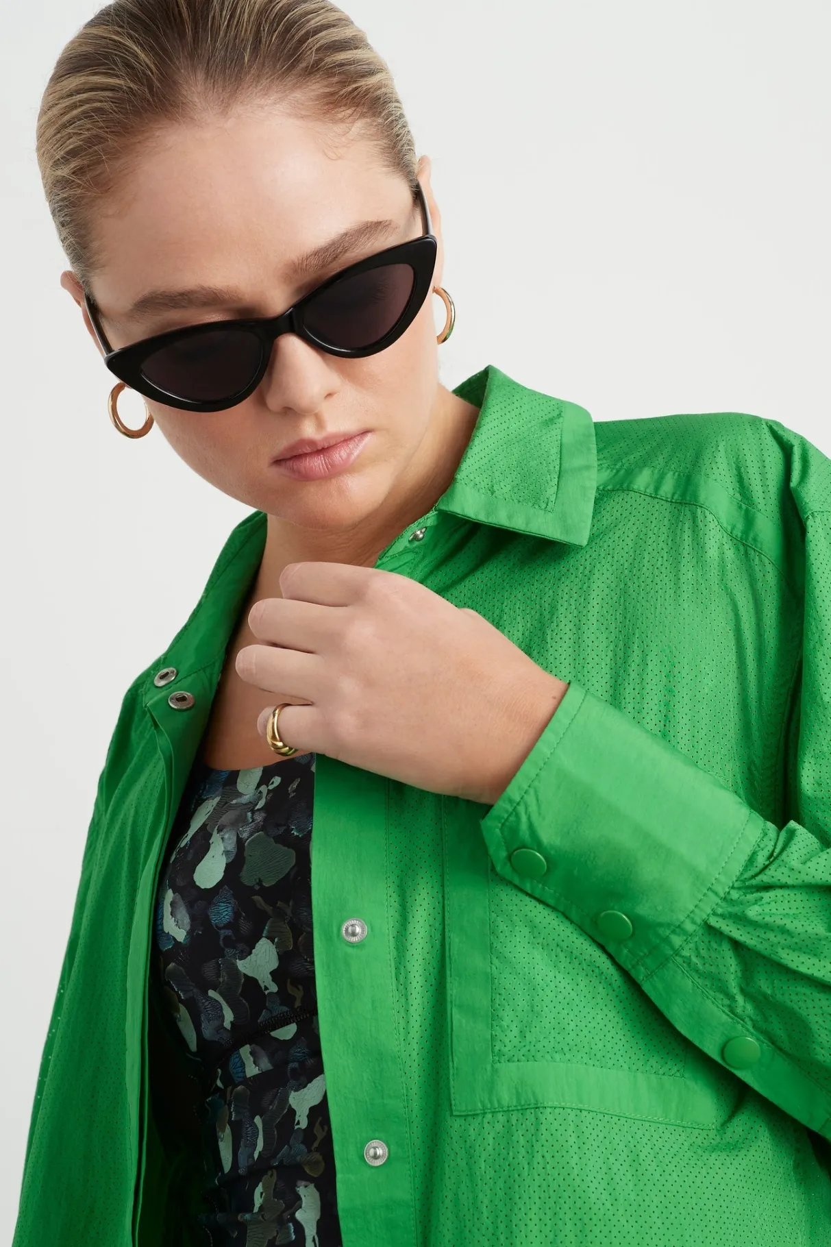 perforated_long_shirt__3.webp Sale Aje ATHLETICA Perforated Long Shirt 406 Vivid Green/Gold