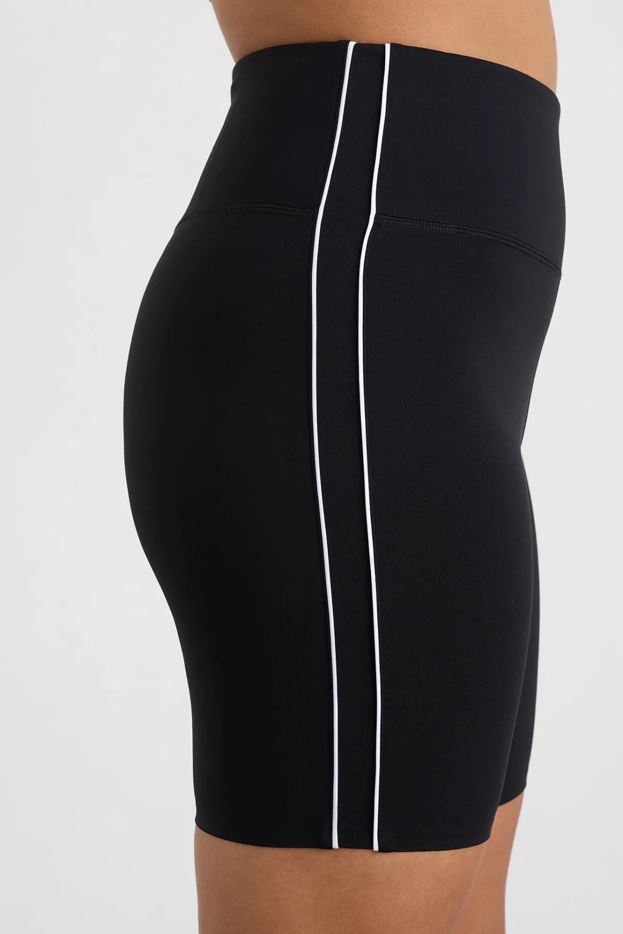 piped_side_bike_short__8.webp Outlet Aje ATHLETICA Piped Side Bike Short 629 Black