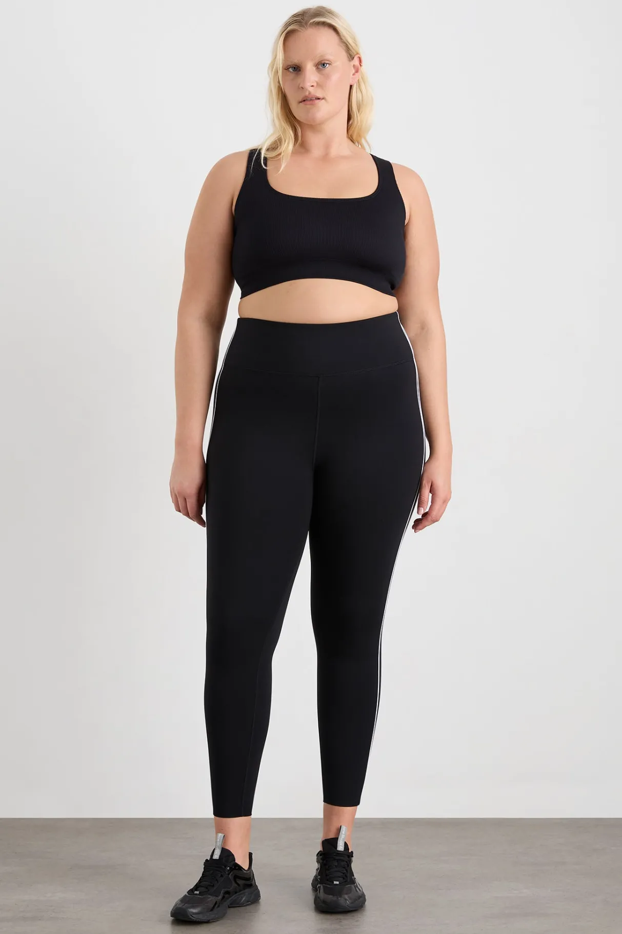 seamless_crop__11-3.webp Hot Aje ATHLETICA Seamless Crop 331 Black