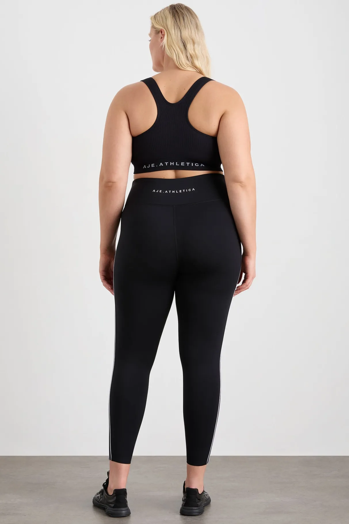 seamless_crop__13-1.webp Hot Aje ATHLETICA Seamless Crop 331 Black